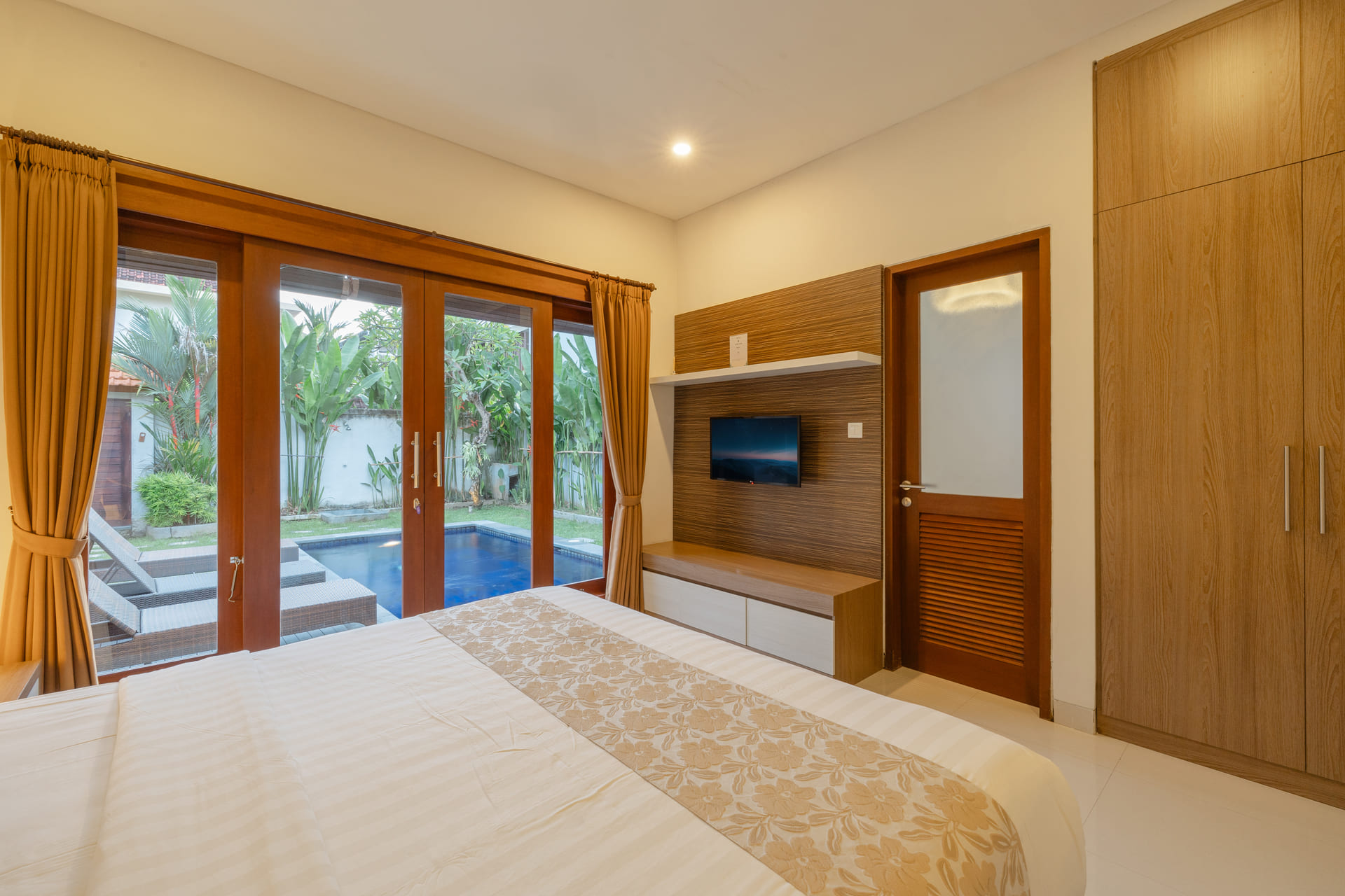 3 Kamar Tidur dengan Kolam Pribadi - 8