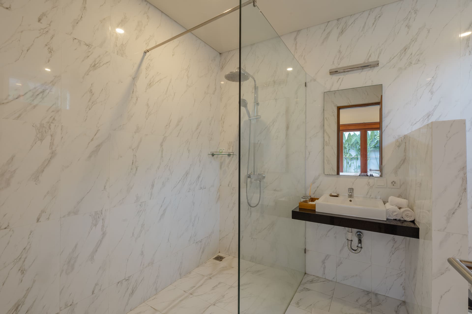 3 Kamar Tidur dengan Kolam Pribadi - 8